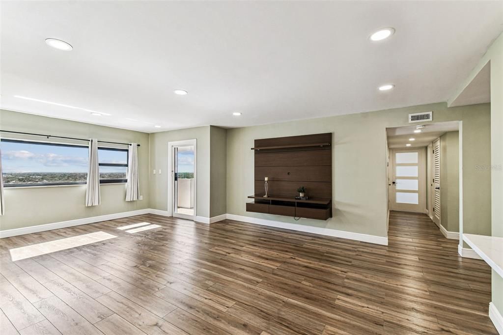 Active With Contract: $4,200 (3 beds, 3 baths, 1664 Square Feet)