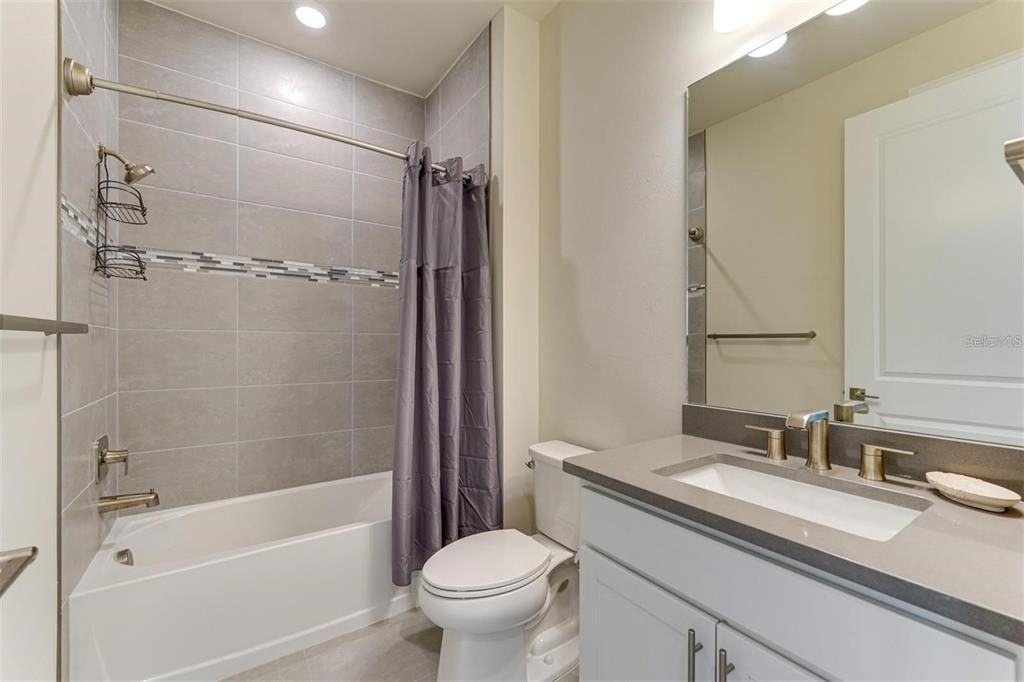 出租: $5,900 (3 贝兹, 2 浴室, 2084 平方英尺)