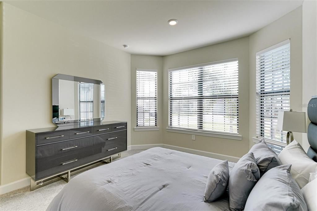 出租: $5,900 (3 贝兹, 2 浴室, 2084 平方英尺)