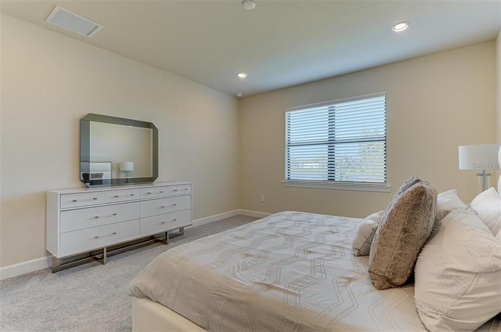 出租: $5,900 (3 贝兹, 2 浴室, 2084 平方英尺)