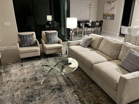 出租: $5,900 (3 贝兹, 2 浴室, 2084 平方英尺)