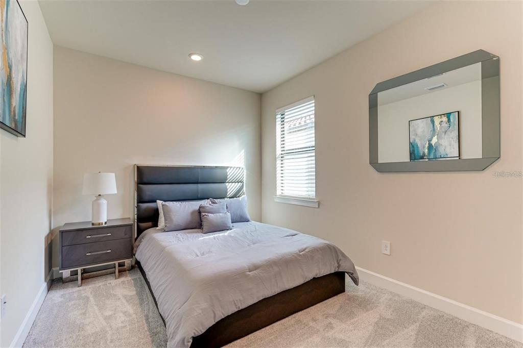 出租: $5,900 (3 贝兹, 2 浴室, 2084 平方英尺)