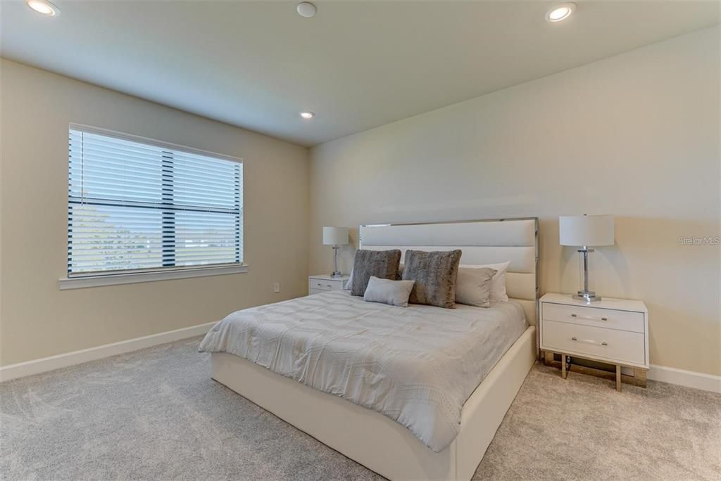 出租: $5,900 (3 贝兹, 2 浴室, 2084 平方英尺)