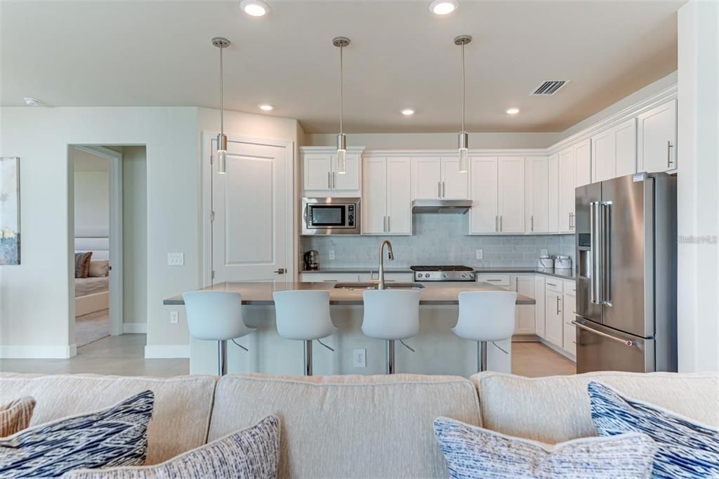 出租: $5,900 (3 贝兹, 2 浴室, 2084 平方英尺)