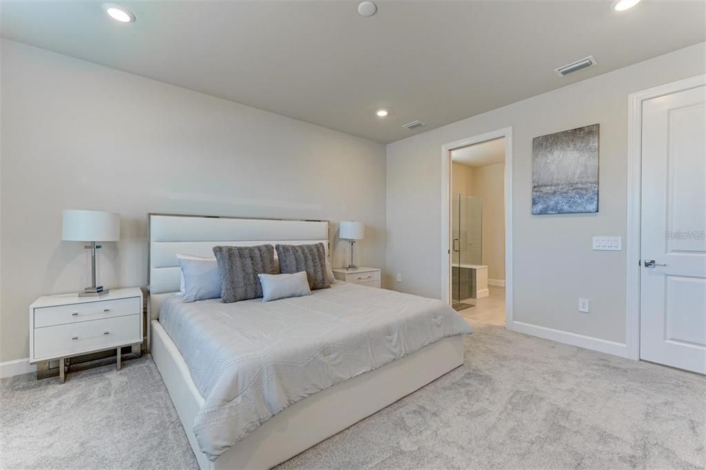 出租: $5,900 (3 贝兹, 2 浴室, 2084 平方英尺)