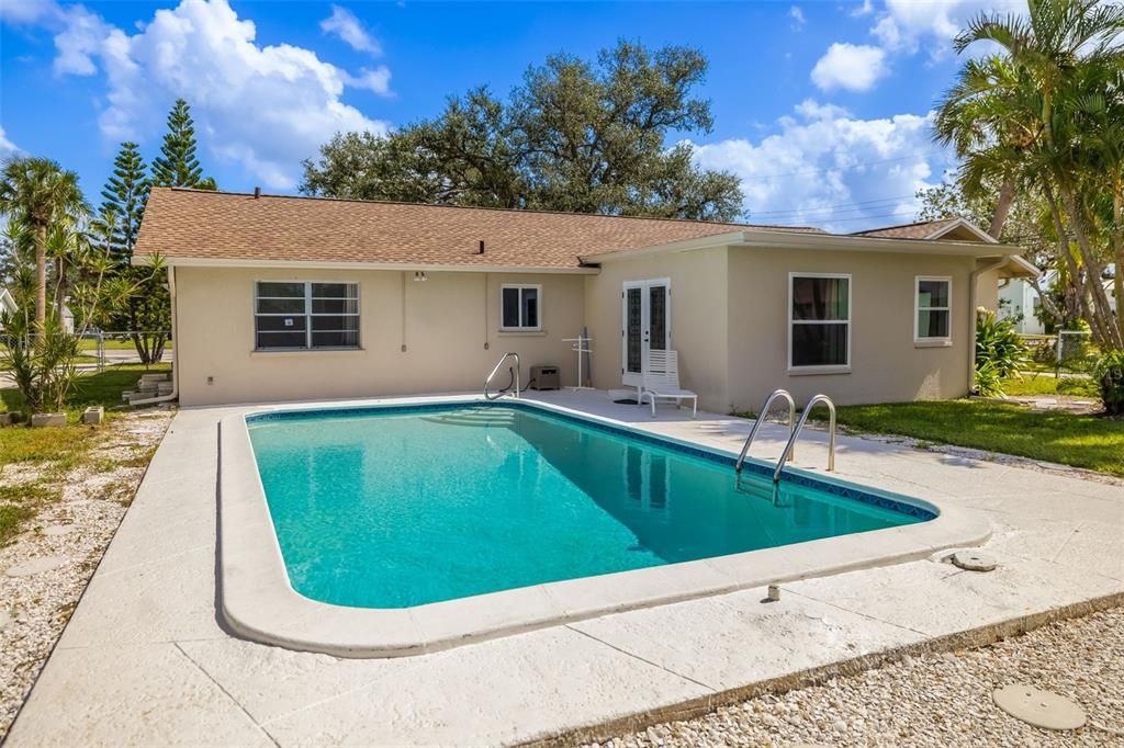 Active With Contract: $598,000 (4 beds, 2 baths, 1919 Square Feet)