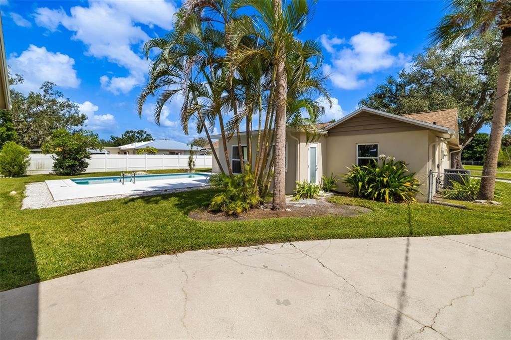 Active With Contract: $598,000 (4 beds, 2 baths, 1919 Square Feet)