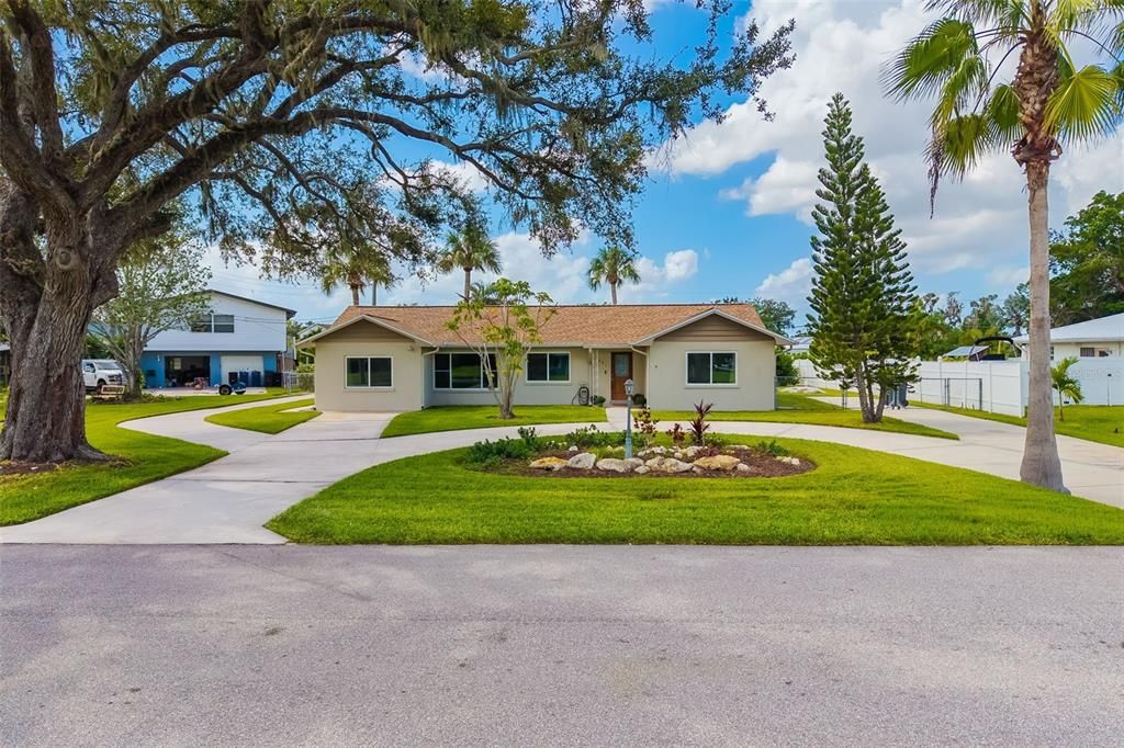 Active With Contract: $598,000 (4 beds, 2 baths, 1919 Square Feet)