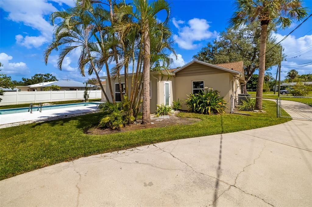 Active With Contract: $598,000 (4 beds, 2 baths, 1919 Square Feet)