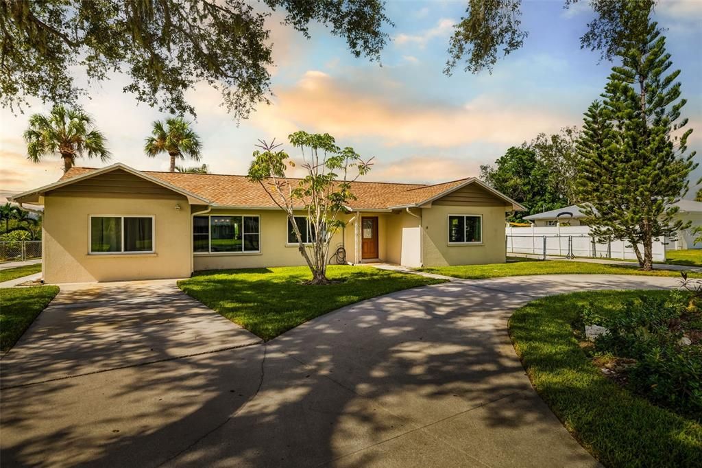 Active With Contract: $598,000 (4 beds, 2 baths, 1919 Square Feet)