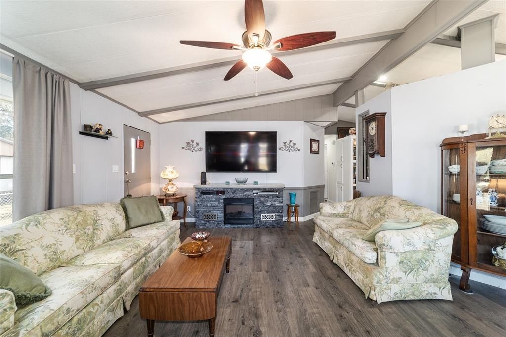 En Venta: $249,900 (3 camas, 2 baños, 1330 Pies cuadrados)