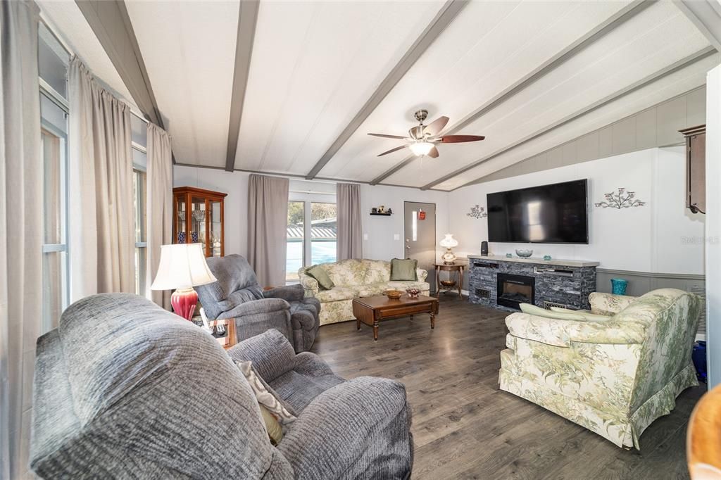 En Venta: $249,900 (3 camas, 2 baños, 1330 Pies cuadrados)