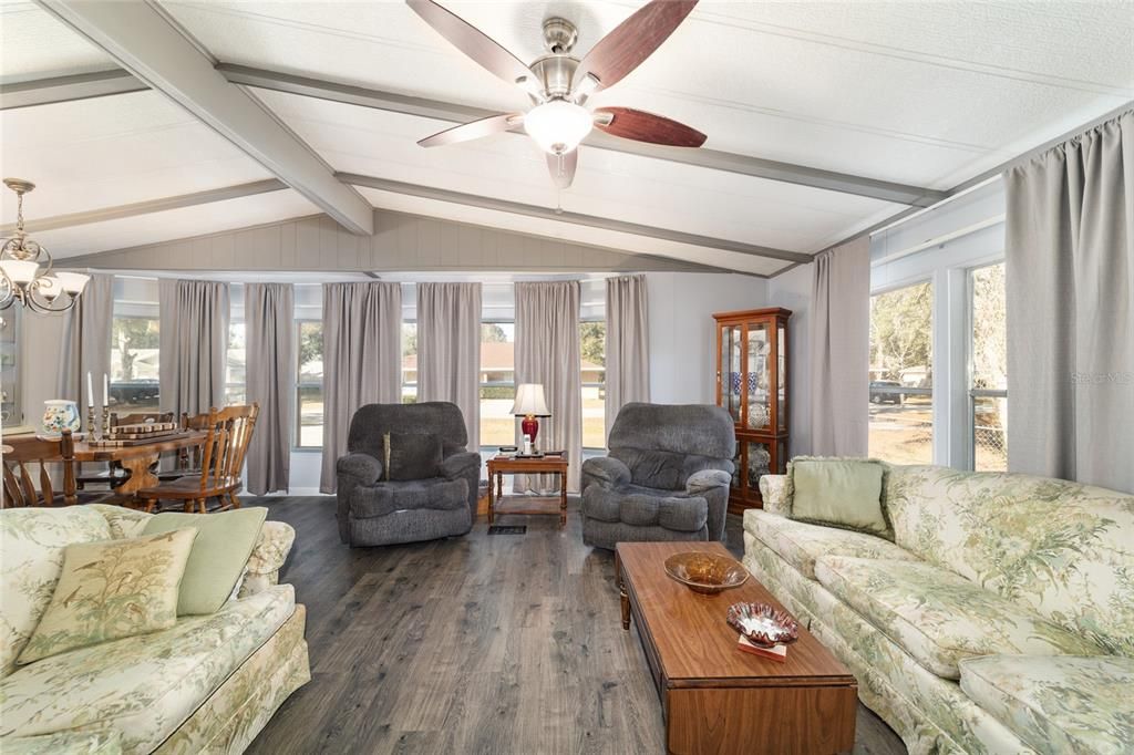 En Venta: $249,900 (3 camas, 2 baños, 1330 Pies cuadrados)