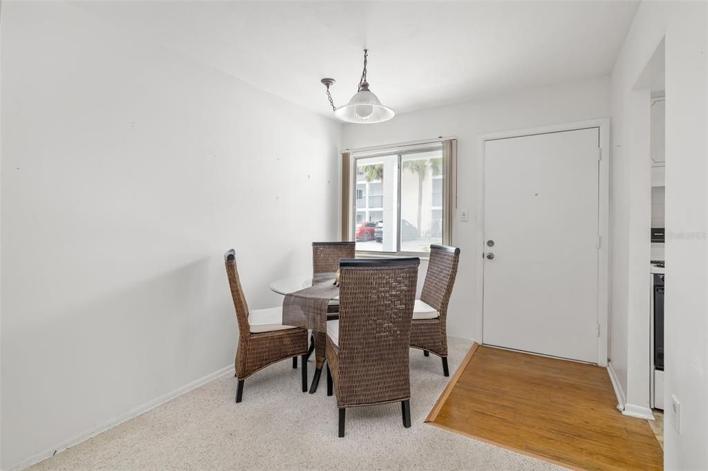 待售: $100,000 (2 贝兹, 1 浴室, 744 平方英尺)