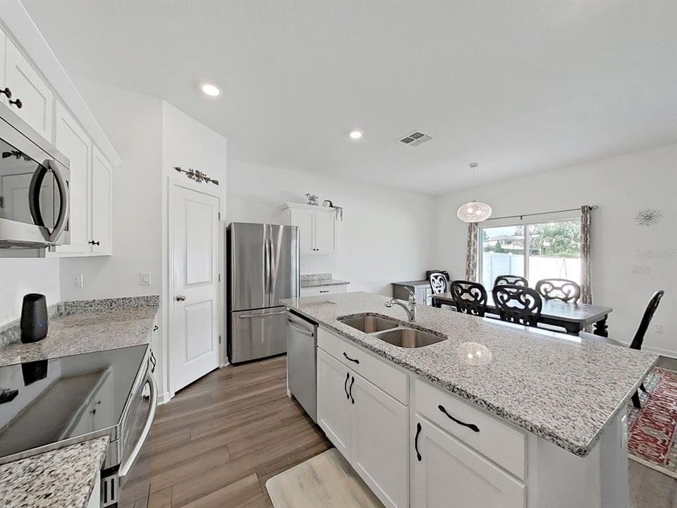 En Venta: $355,000 (4 camas, 3 baños, 2260 Pies cuadrados)