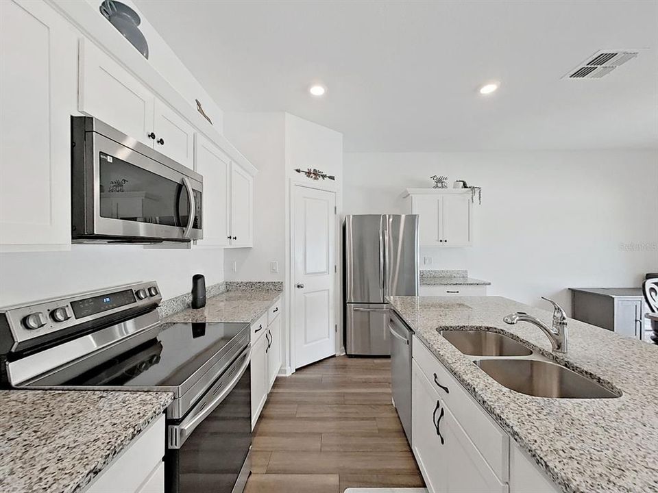 En Venta: $355,000 (4 camas, 3 baños, 2260 Pies cuadrados)