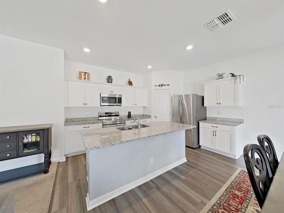 En Venta: $355,000 (4 camas, 3 baños, 2260 Pies cuadrados)