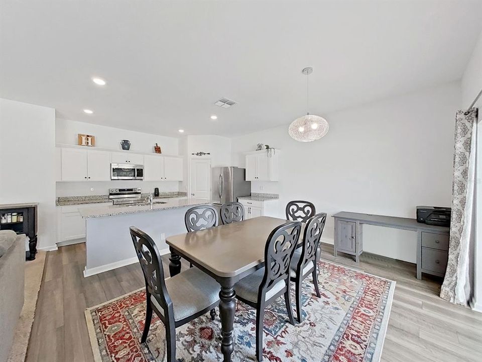 En Venta: $355,000 (4 camas, 3 baños, 2260 Pies cuadrados)