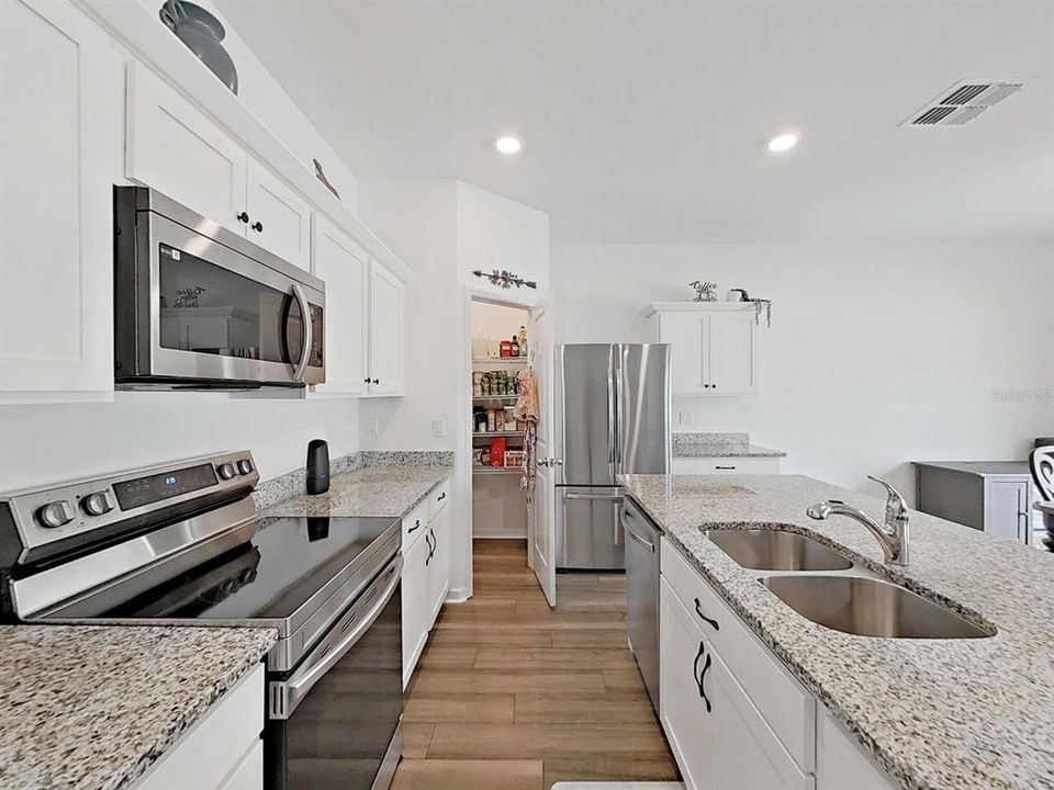 En Venta: $355,000 (4 camas, 3 baños, 2260 Pies cuadrados)