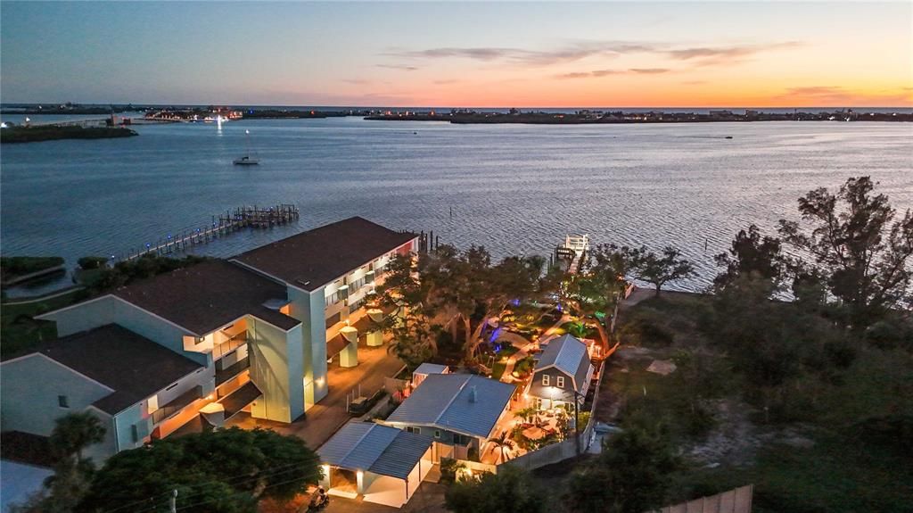 На продажу: $2,499,000 (3 спален, 3 ванн, 2169 Квадратных фут)