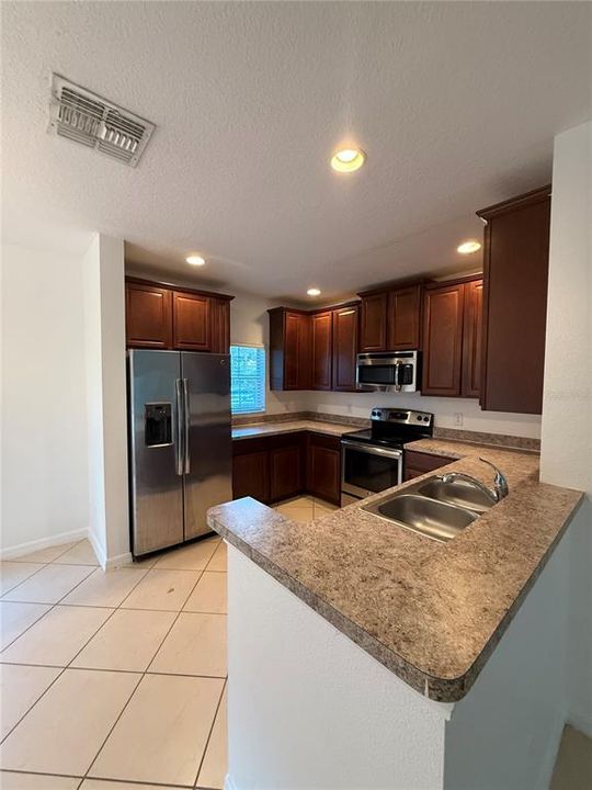Active With Contract: $1,800 (3 beds, 2 baths, 1598 Square Feet)