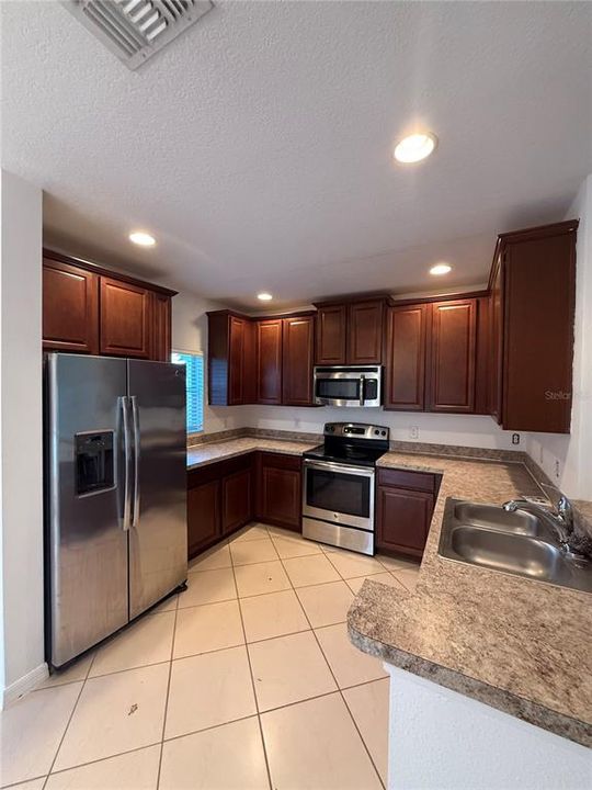 Active With Contract: $1,800 (3 beds, 2 baths, 1598 Square Feet)
