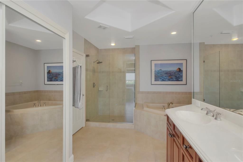 合同活跃: $475,000 (2 贝兹, 2 浴室, 1824 平方英尺)