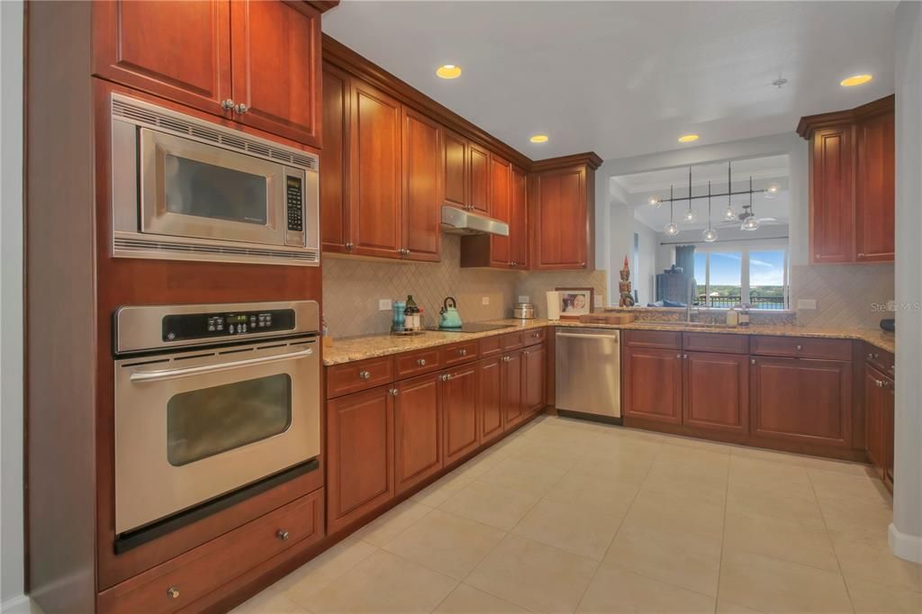 合同活跃: $475,000 (2 贝兹, 2 浴室, 1824 平方英尺)