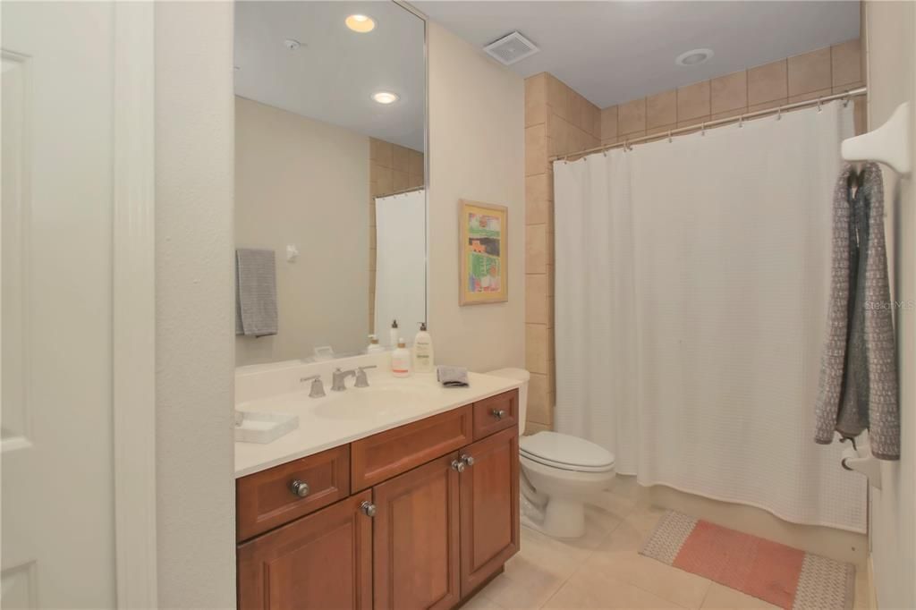 合同活跃: $475,000 (2 贝兹, 2 浴室, 1824 平方英尺)