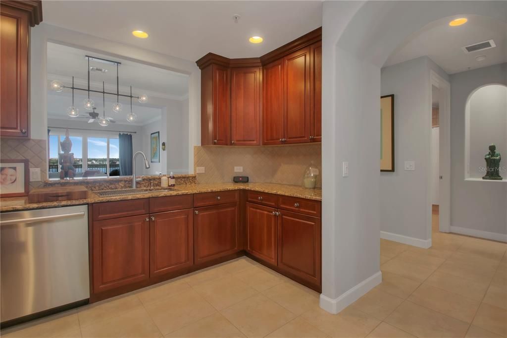 合同活跃: $475,000 (2 贝兹, 2 浴室, 1824 平方英尺)