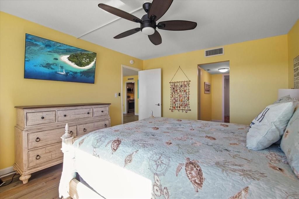 Active With Contract: $300,000 (1 beds, 1 baths, 843 Square Feet)