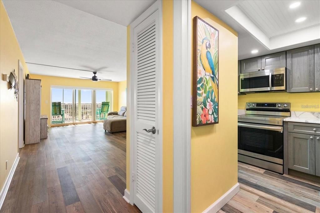 Active With Contract: $300,000 (1 beds, 1 baths, 843 Square Feet)