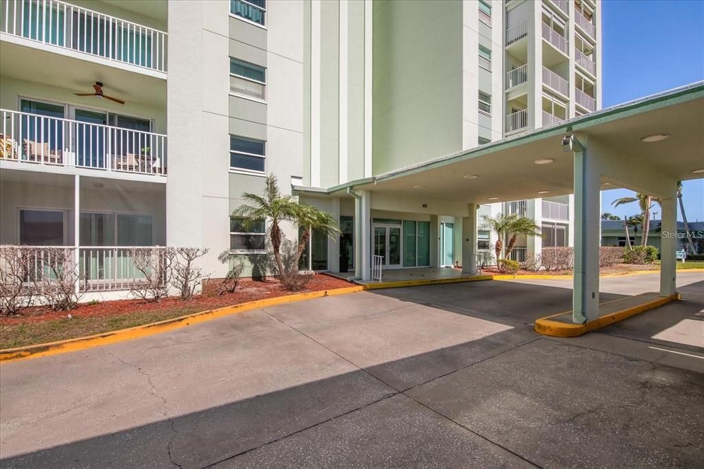 Active With Contract: $300,000 (1 beds, 1 baths, 843 Square Feet)
