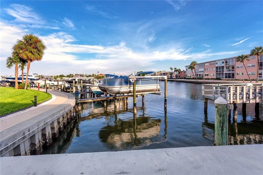 Active With Contract: $300,000 (1 beds, 1 baths, 843 Square Feet)