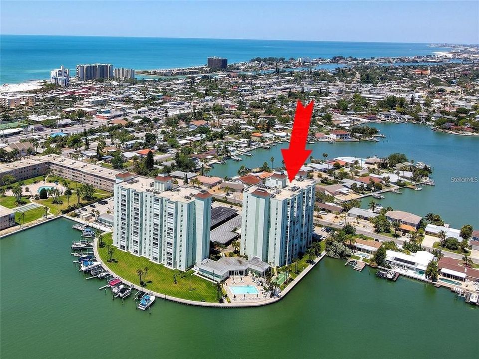 Active With Contract: $300,000 (1 beds, 1 baths, 843 Square Feet)