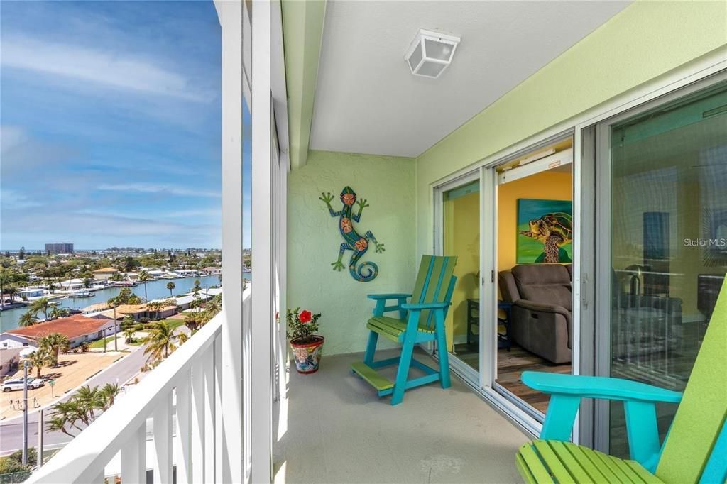 Active With Contract: $300,000 (1 beds, 1 baths, 843 Square Feet)