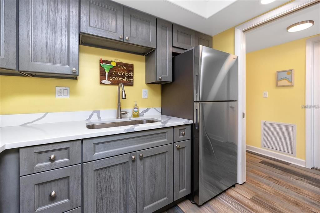 Active With Contract: $300,000 (1 beds, 1 baths, 843 Square Feet)