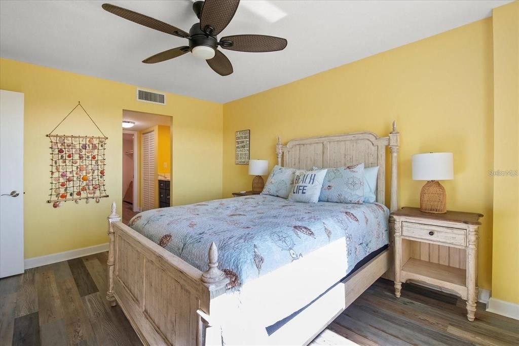 Active With Contract: $300,000 (1 beds, 1 baths, 843 Square Feet)