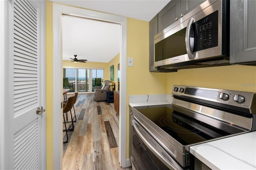 Active With Contract: $300,000 (1 beds, 1 baths, 843 Square Feet)