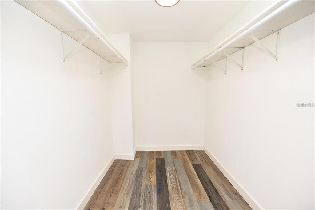 Active With Contract: $300,000 (1 beds, 1 baths, 843 Square Feet)