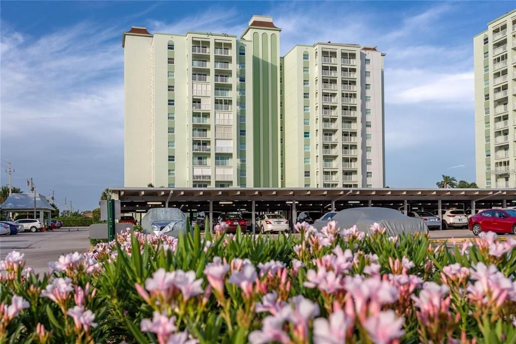 Active With Contract: $300,000 (1 beds, 1 baths, 843 Square Feet)