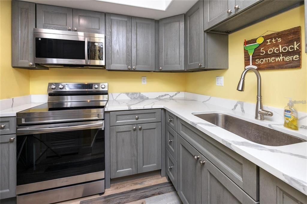 Active With Contract: $300,000 (1 beds, 1 baths, 843 Square Feet)