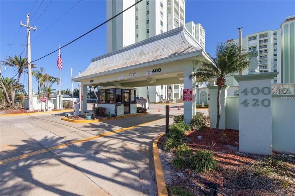 Active With Contract: $300,000 (1 beds, 1 baths, 843 Square Feet)