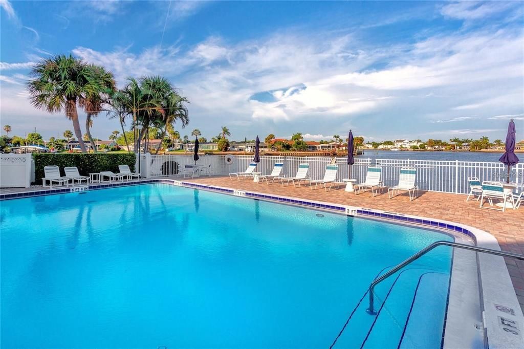 Active With Contract: $300,000 (1 beds, 1 baths, 843 Square Feet)