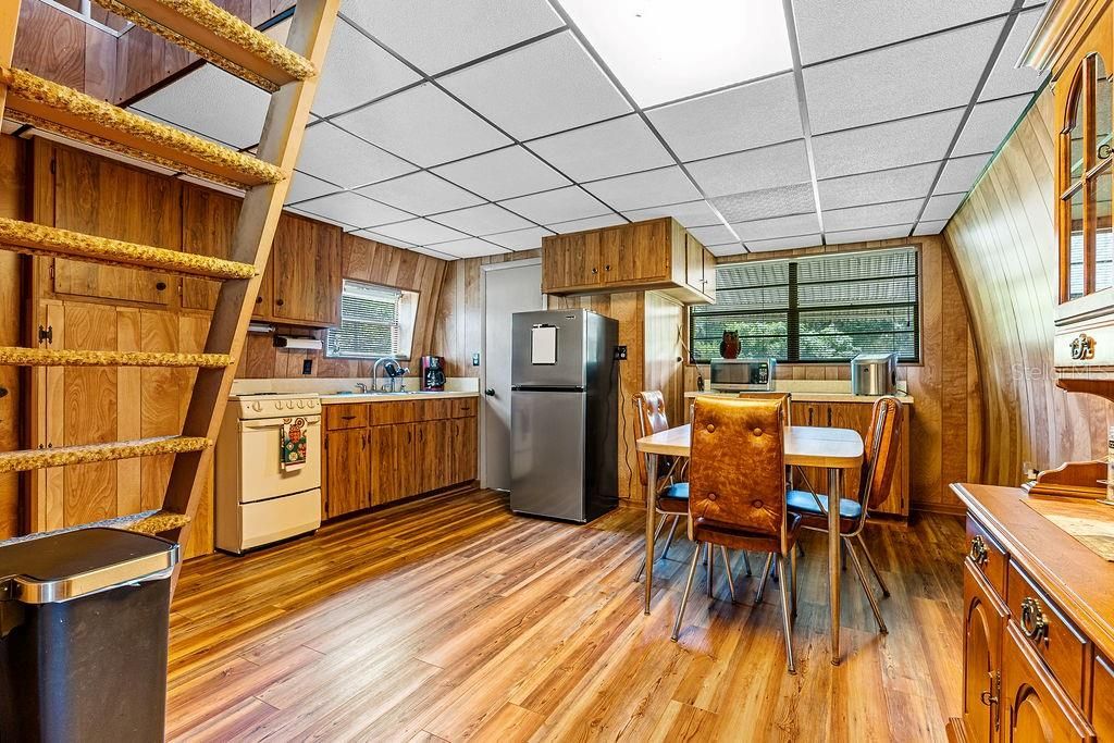 For Sale: $150,000 (1 beds, 1 baths, 904 Square Feet)