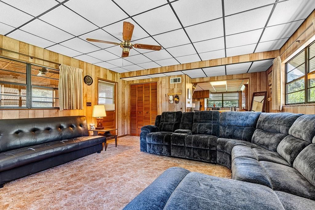 For Sale: $150,000 (1 beds, 1 baths, 904 Square Feet)