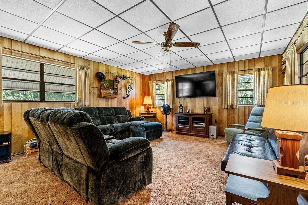 For Sale: $150,000 (1 beds, 1 baths, 904 Square Feet)