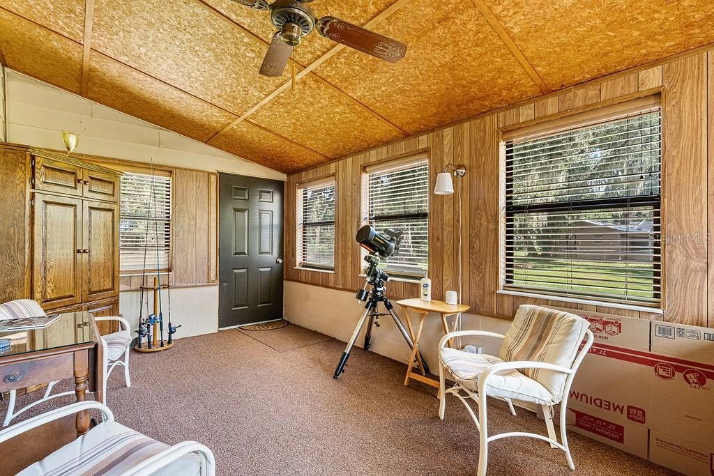 For Sale: $150,000 (1 beds, 1 baths, 904 Square Feet)