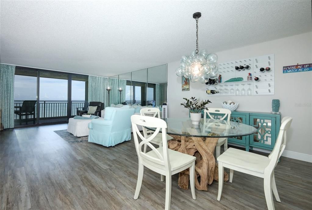 En Venta: $575,000 (2 camas, 2 baños, 1560 Pies cuadrados)