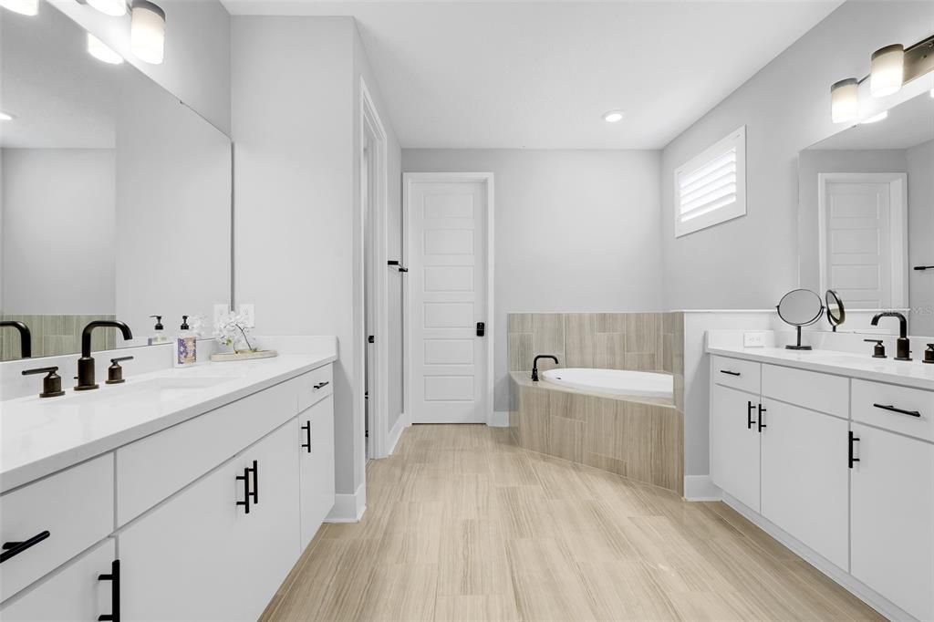 En Venta: $1,125,000 (4 camas, 4 baños, 3363 Pies cuadrados)